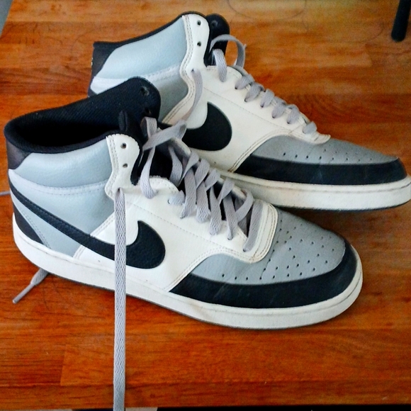Size 9 ..classic and vintage pair of NIKE'S.worn twice..smoke free home - Picture 1 of 3